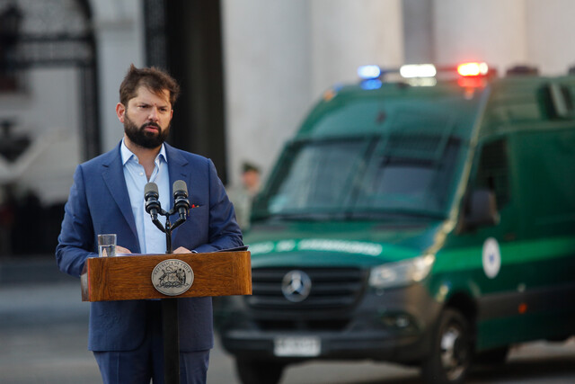 Boric presenta nuevos vehículos para Gendarmería: para que cumplan labor de manera "austera y segura".