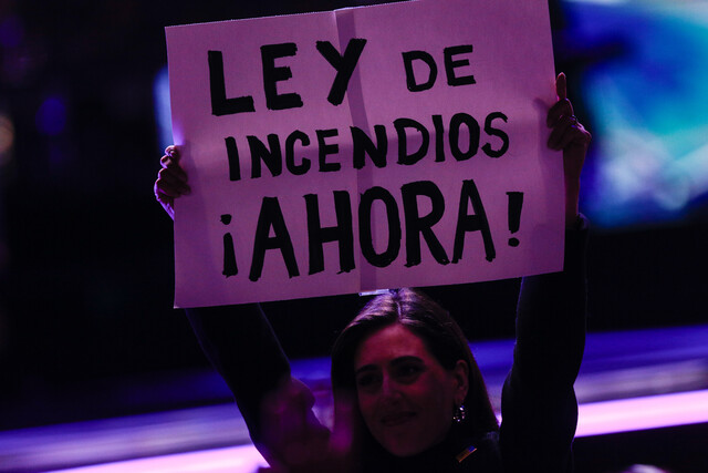 Durante la primera noche de Viña 2024, se produjo un momento bastante comentado protagonizado por la alcaldesa Macarena Ripamonti y un llamativo cartel.