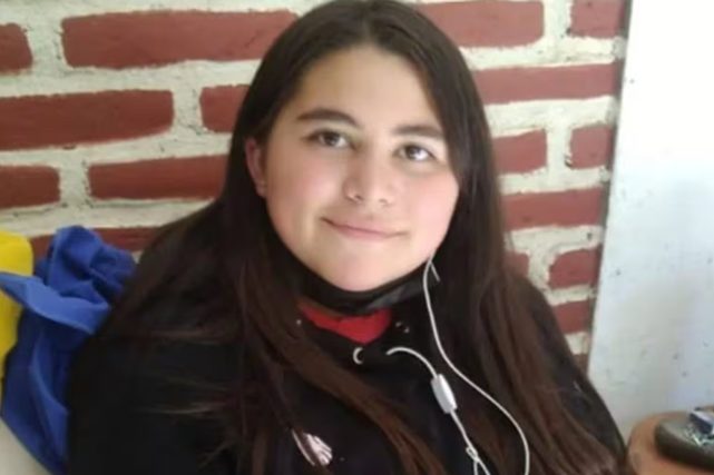 La adolescente Anastasia de catorce años, quien acababa de terminar octavo básico, se encontraba con su madre en la población Pompeya Sur de Quilpué el día del trágico suceso.