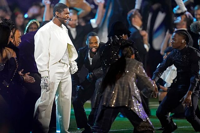 En el Super Bowl LVIII, el enfrentamiento entre los Kansas City Chiefs y los San Francisco 49ers se convirtió en un espectáculo memorable gracias a la destacada actuación de Usher durante el espectáculo de medio tiempo.