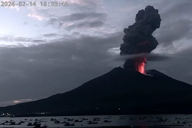 El volcán Sakurajima, situado en el suroeste de Japón, experimentó una erupción que generó una extensa nube de gas y cenizas, alcanzando alturas de hasta 5.000 metros, según informó la Agencia Meteorológica de Japón (JMA) el jueves pasado.La JMA ha mantenido el nivel de alerta en torno al monte.