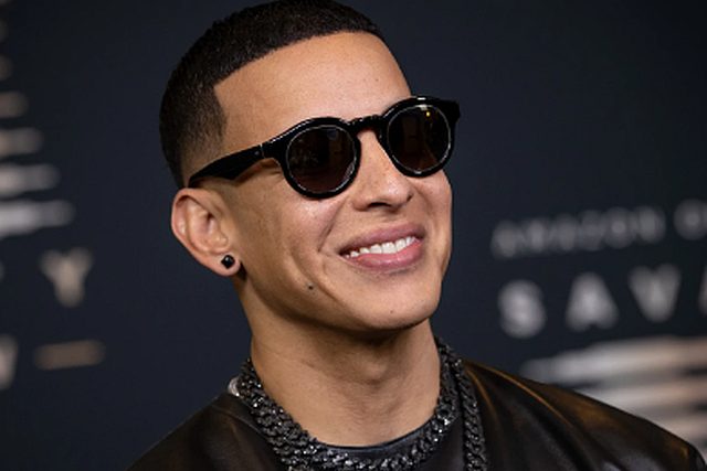 Daddy Yankee se destacó entre los participantes del evento benéfico "Juntos, Chile se levanta", ofreciendo su apoyo desde la distancia para ayudar a las familias afectadas por los incendios en la región de Valparaíso.