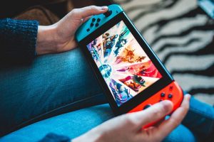 Nintendo comunicó a sus colaboradores editoriales de videojuegos que el lanzamiento de la Nintendo Switch 2 se ha retrasado, generando decepción entre los aficionados y provocando una caída en el valor de sus acciones, algo no visto en años.