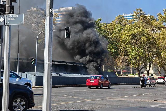 El Metro de Santiago ha anunciado el cierre de la estación Los Héroes en la Línea 1 debido a un posible incendio en el exterior, lo que ha provocado la suspensión de la detención de trenes en dicha estación.