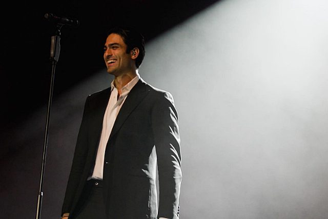 El hijo de Andrea Bocelli, Matteo, cautivó a numerosos corazones con su presentación en el Festival de Viña la noche del lunes. El joven italiano conquistó al público de la Quinta Vergara al descender del escenario para cantar directamente a sus fervientes seguidoras que llenaban la platea.