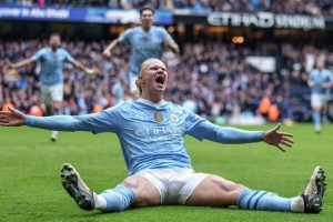 Doblete de Halland deja primero a Manchester City