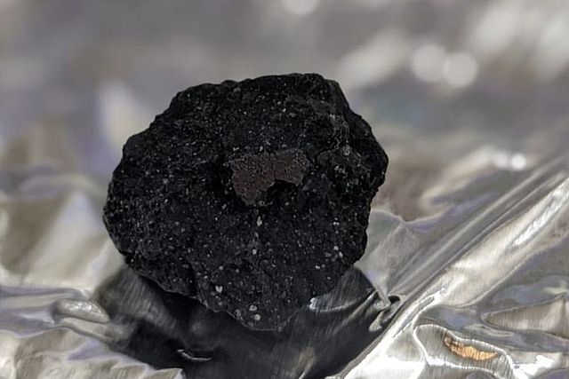 La Agencia Espacial Italiana (ASI) ha anunciado el hallazgo de un micro meteorito compuesto por "materiales con una simetría inusual", conocidos como "cuasicristales", lo que lo posiciona como uno de los especímenes más excepcionales descubiertos en la Tierra.