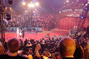 La familia circense chilena ha dejado su huella en la historia al obtener el primer lugar en la 12ª edición del Festival Internacional del Circo Elefant d'OR, celebrado del 22 al 27 de febrero. Han superado el desafío más grande de sus vidas: una troupe de tres trapecios volantes en paralelo con 15 trapecistas y un cuádruple salto mortal.