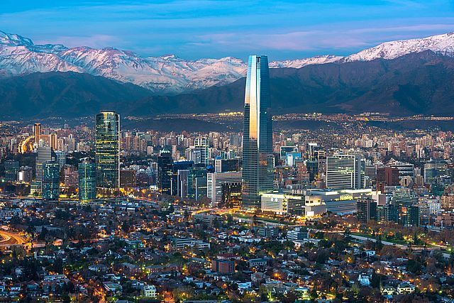 Amigos, tras pasar un tiempo en Chile y explorar Santiago, me gustaría compartir mis impresiones sobre la ciudad y el país, ya que no he visto mucha atención sobre ellos en Twitter.