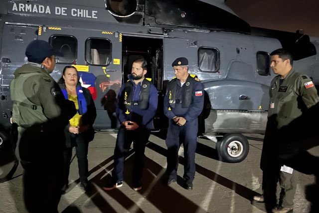 Junto a Maya Fernández, Boric sobrevoló por las zonas afectadas por los incendios.