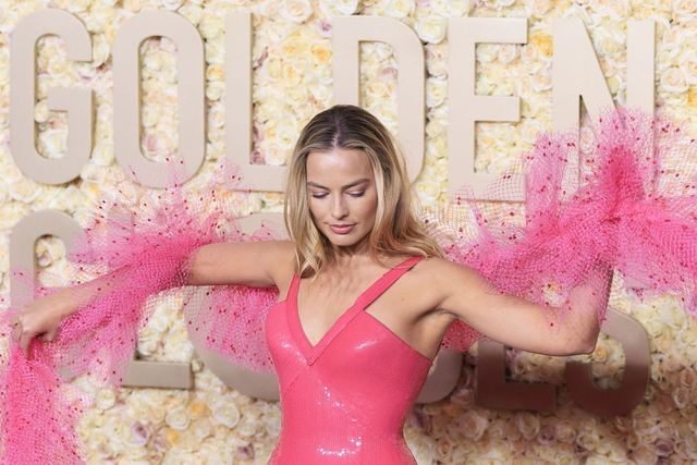 Margot Robbie abordó la significativa controversia que surgió en las redes sociales entre los seguidores de la película "Barbie". Esto ocurrió después de que tanto ella como Greta Gerwig no fueran incluidas en las nominaciones a Mejor Actriz y Mejor Director en los Premios Óscar 2024.