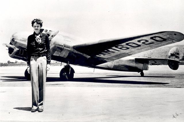 Amelia Earhart, una destacada piloto estadounidense, desapareció en las aguas del Océano Pacífico el 2 de julio de 1937, creando uno de los enigmas más persistentes en la historia de la aviación.