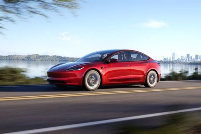 Tesla hizo su entrada triunfal en la capital chilena con una sofisticada exhibición de sus vehículos eléctricos (EV), marcando así el inicio de sus operaciones de venta en la región.