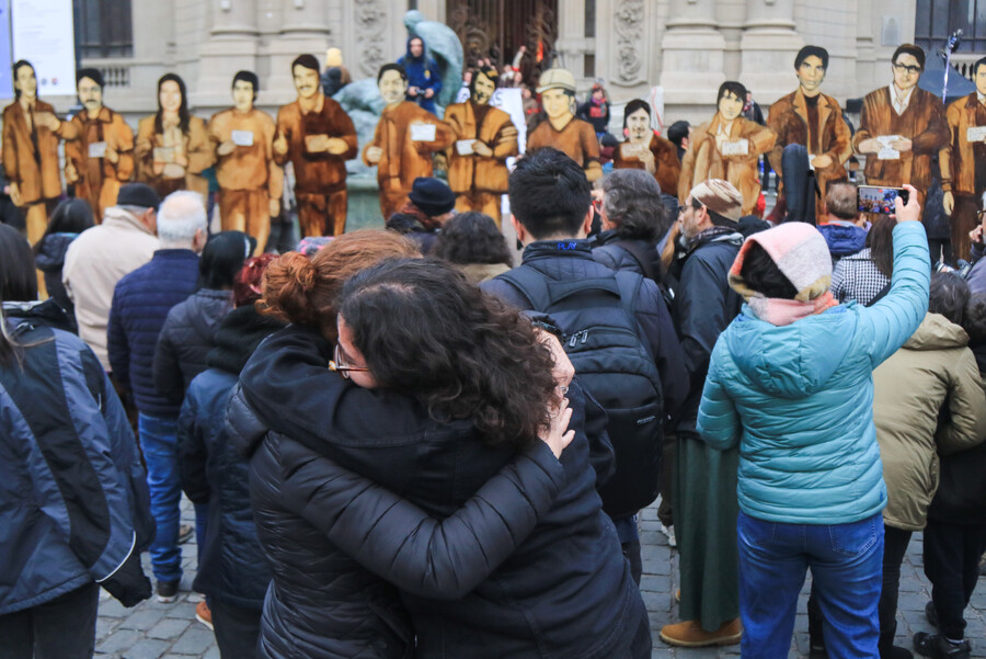 Decenas de personas despiden a las siluetas de los 119 detenidos y detenidas desaparecidas, de la Operación Colombo, en el frontis del museo de Bellas Artes.