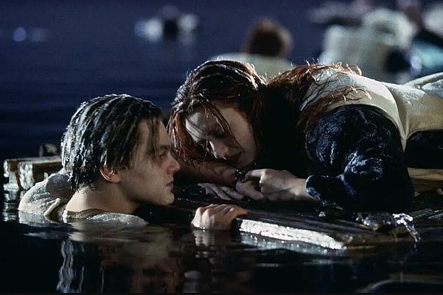 El pasado fin de semana se celebró una subasta histórica que capturó la atención de entusiastas del cine en todo el mundo. En esta ocasión, se puso a la venta un objeto icónico utilizado en la filmación de Titanic, la legendaria obra de James Cameron estrenada en 1997: la emblemática puerta que permitió a Rose (interpretada por Kate Winslet) salvar su vida.