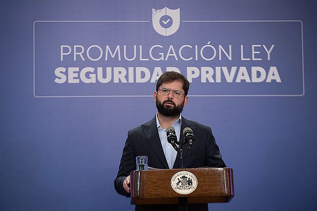 Este jueves, el presidente Gabriel Boric promulgó la nueva Ley de Seguridad Privada, una iniciativa que busca fortalecer la institucionalidad y fomentar una colaboración entre los diversos actores involucrados en este ámbito.