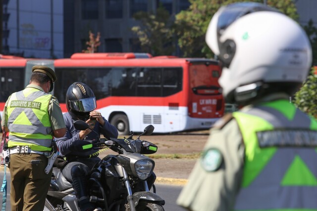 Las Condes: Sujeto quedó detenido tras incendiar motocicleta