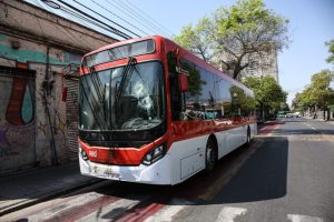 Peñalolén: Bus choca con poste del tendido eléctrico