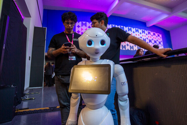 El miércoles, en el Parlamento Europeo, se logró un amplio respaldo para la primera ley sobre el uso de la Inteligencia Artificial (IA) en la Unión Europea (UE), siendo aprobada por 523 votos a favor, 46 en contra y 49 abstenciones.