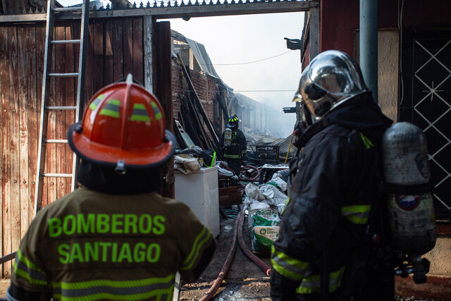 Incendio en Cerro Navia afecta a cuatro viviendas.