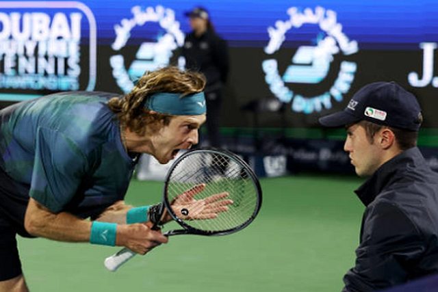 Andrey Rublev, clasificado en quinto lugar en el ranking mundial, fue descalificado este viernes durante las semifinales del torneo ATP 500 de Dubai.