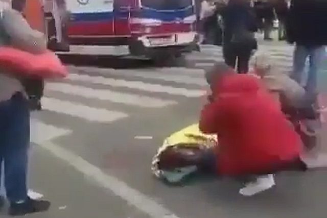 Un vehículo embistió a una multitud en la ciudad de Szczecin, Polonia, dejando hasta el momento 19 personas gravemente heridas, sin reportarse fallecidos.