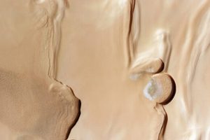 La Agencia Espacial Europea (ESA) ha anunciado el descubrimiento más reciente de la sonda Mars Express: un impresionante paisaje de dunas congeladas en el polo norte de Marte.