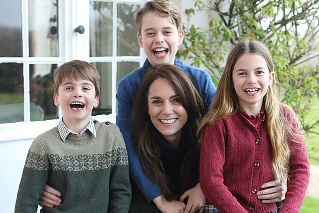 Este lunes, la duquesa de Cambridge, Kate Middleton, emitió una declaración de "disculpas" por la "confusión" que surgió luego de que ella misma admitiera haber retocado una foto familiar tomada por su esposo, el príncipe Guillermo.
