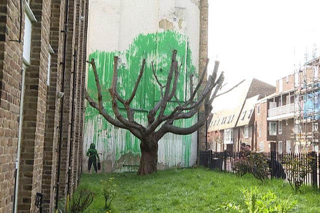 Un mural que representa el follaje de un árbol detrás de un tronco real apareció durante la madrugada del lunes en el lateral de un edificio residencial en el norte de Londres, y según confirmó el misterioso artista callejero Banksy, la obra es suya.