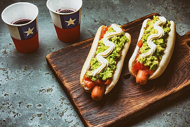 Según Taste Atlas, uno de los principales referentes en el ámbito gastronómico a nivel mundial, el completo chileno es uno de los platos callejeros más apreciados en Chile y reconocido internacionalmente como una variante destacada del popular hot dog estadounidense.