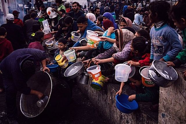 Philippe Lazzarini, comisario general de la Agencia de la ONU para los Refugiados Palestinos en Oriente Medio (UNRWA), subrayó el martes que el número de niños asesinados en Gaza debido a los ataques israelíes supera el número de menores que perdieron la vida en todas las guerras durante el últimos cuatro años.
