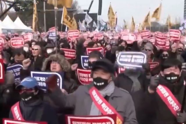 Gobierno sur coreano inició suspensión de licencias a médicos en huelga