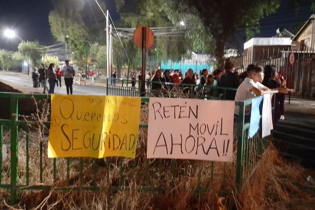 Pobladores de Puente Alto se toman las calles en protesta por la falta de seguridad
