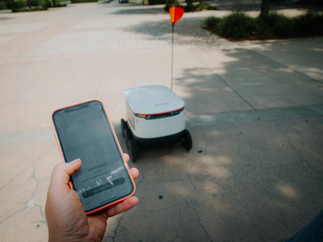 Robot repartidor, similar a los utilizados por UberEat.