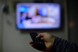 CNTV evalúa adelantar el horario para mayores de edad