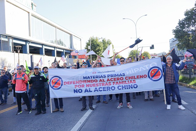 Huachipato: Trabajadores de la siderúrgica se movilizan por Santiago