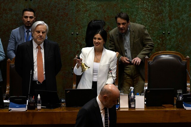 En una jornada llena de expectativas y tensiones, Karol Cariola (PC) emerge como la flamante presidenta de la Cámara de Diputados, tras una votación reñida donde obtuvo 76 votos, dejando atrás a su contrincante más cercana, Joana Pérez, por apenas uno.