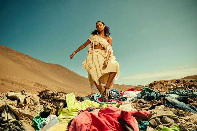 La ONG Desierto Vestido promueve la Atacama Fashion Week y lanza una alerta mundial sobre la eliminación incorrecta de ropa
