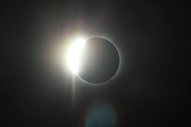 El próximo 8 de abril, los habitantes del hemisferio norte tendrán la oportunidad de presenciar un eclipse total de Sol, un fenómeno astronómico único en el que la Luna pasará frente al Sol, oscureciendo momentáneamente el cielo.