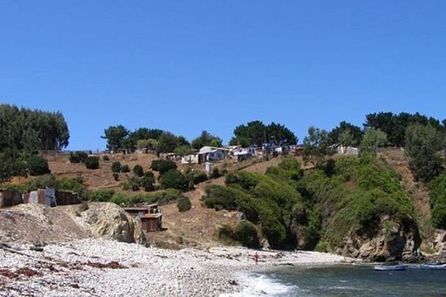 Los residentes y pescadores de Caleta Perone en Hualpén, ubicada en la región del Bío Bío, se enfrentan a una nueva amenaza de desalojo después de recibir notificaciones de que deben abandonar el área.