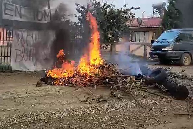 Un grupo de alrededor de treinta padres y apoderados de la Escuela Mañiuco en Galvarino, región de La Araucanía, ocuparon las instalaciones del establecimiento esta mañana. Además, encendieron barricadas en la carretera que conecta la comuna con Temuco.