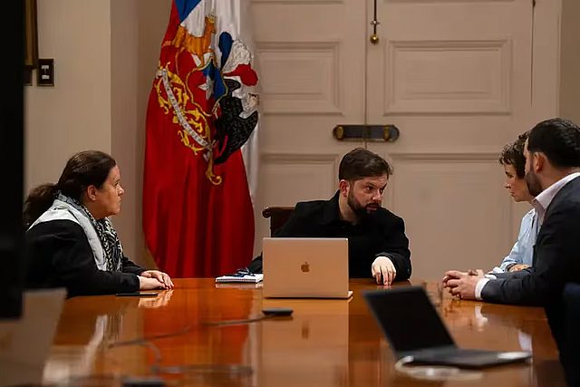 El Presidente Gabriel Boric se desplazará durante la mañana de este sábado hacia Cañete, en la Región del Biobío, tras confirmarse el trágico fallecimiento de tres miembros de Carabineros en la madrugada del mismo día.