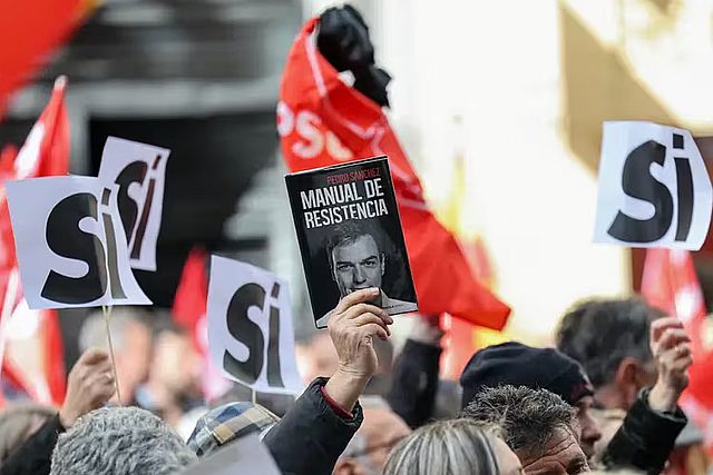 Los líderes socialistas, incluyendo ministros del gobierno español y otros dirigentes del PSOE, se congregaron en la calle Ferraz de Madrid después del Comité Federal para expresar su respaldo al presidente del gobierno, Pedro Sánchez.