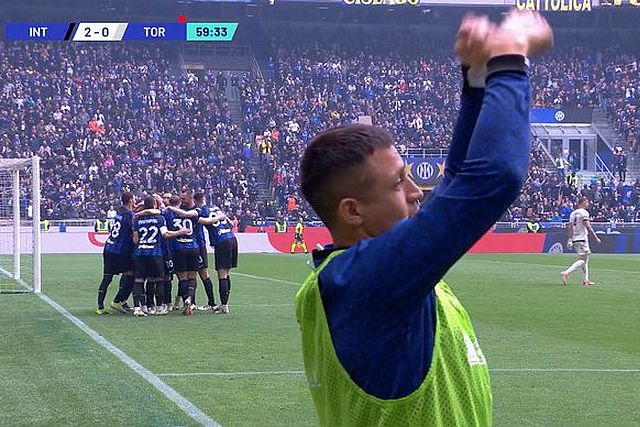 El espíritu del campeón se manifestó claramente este domingo durante el partido del Inter contra el Torino en la Serie A italiana. Aunque el título ya estaba asegurado, el equipo lombardo encaró el encuentro con una actitud relajada y festiva, a lo cuál Alexis Sánchez hizo un pedido a su DT.