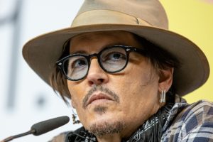 El actor Johnny Depp realiza crítica a Hollywood