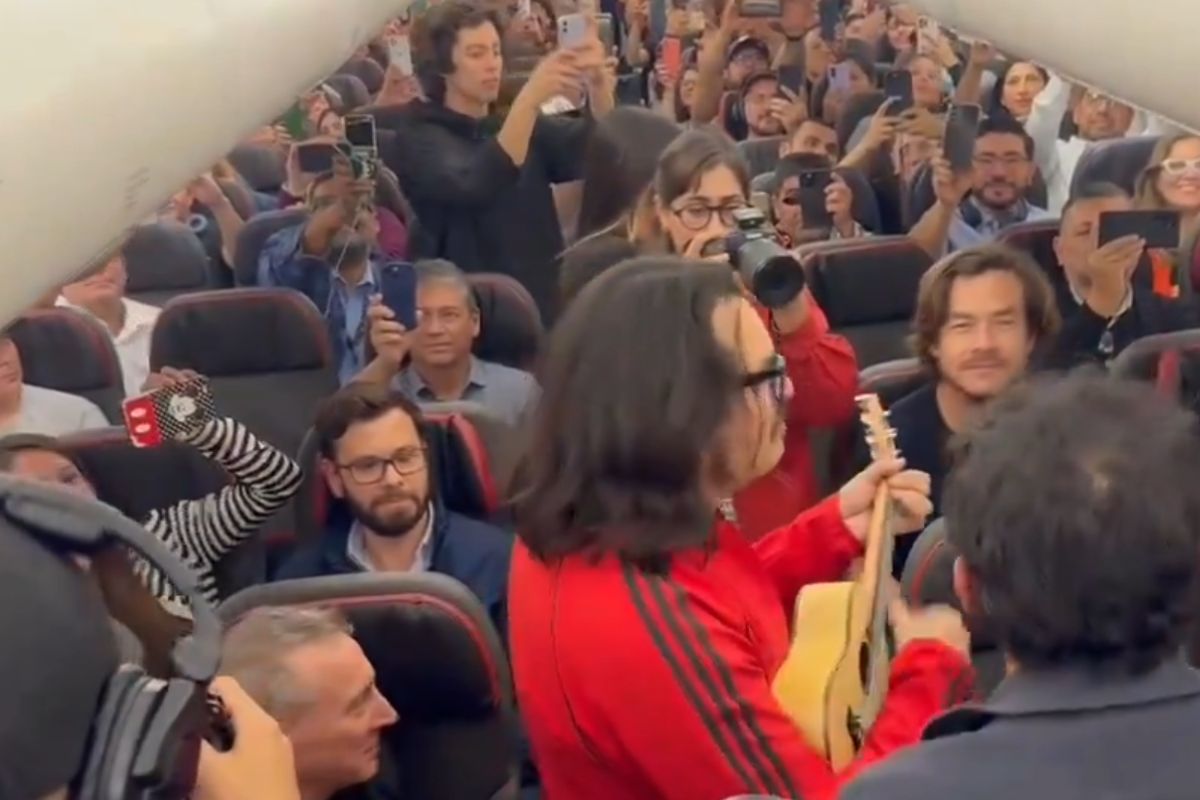 Los Bunkers sorprenden a pasajeros con show improvisado en pleno vuelo a Iquique