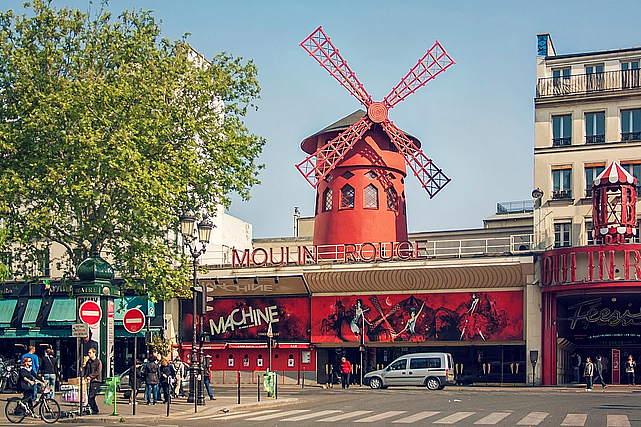 El famoso cabaret Moulin Rouge de París, reconocido globalmente por sus icónicas aspas, se vio involucrado en un inesperado incidente cuando estas se desplomaron durante la noche.