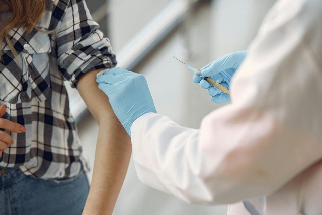 Expertos U. de Chile del área de la salud explican cómo cuidarnos ante el aumento de virus respiratorios