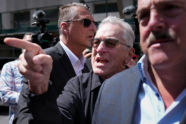 El reconocido actor Robert De Niro se presentó en las puertas del tribunal durante los alegatos finales del juicio contra el expresidente de Estados Unidos, Donald Trump, actuando como portavoz en la campaña de Biden.