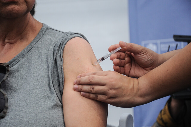 Previo al invierno: Vacunación alcanza sólo un 45,7%